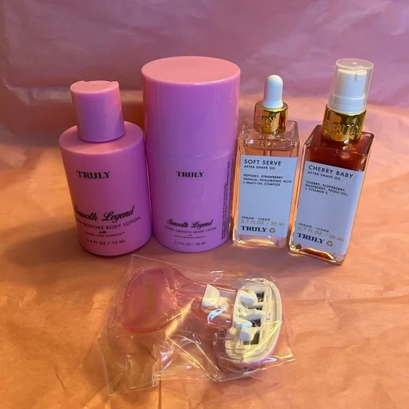 TRULY Shaving Set - Picture 1 of 8